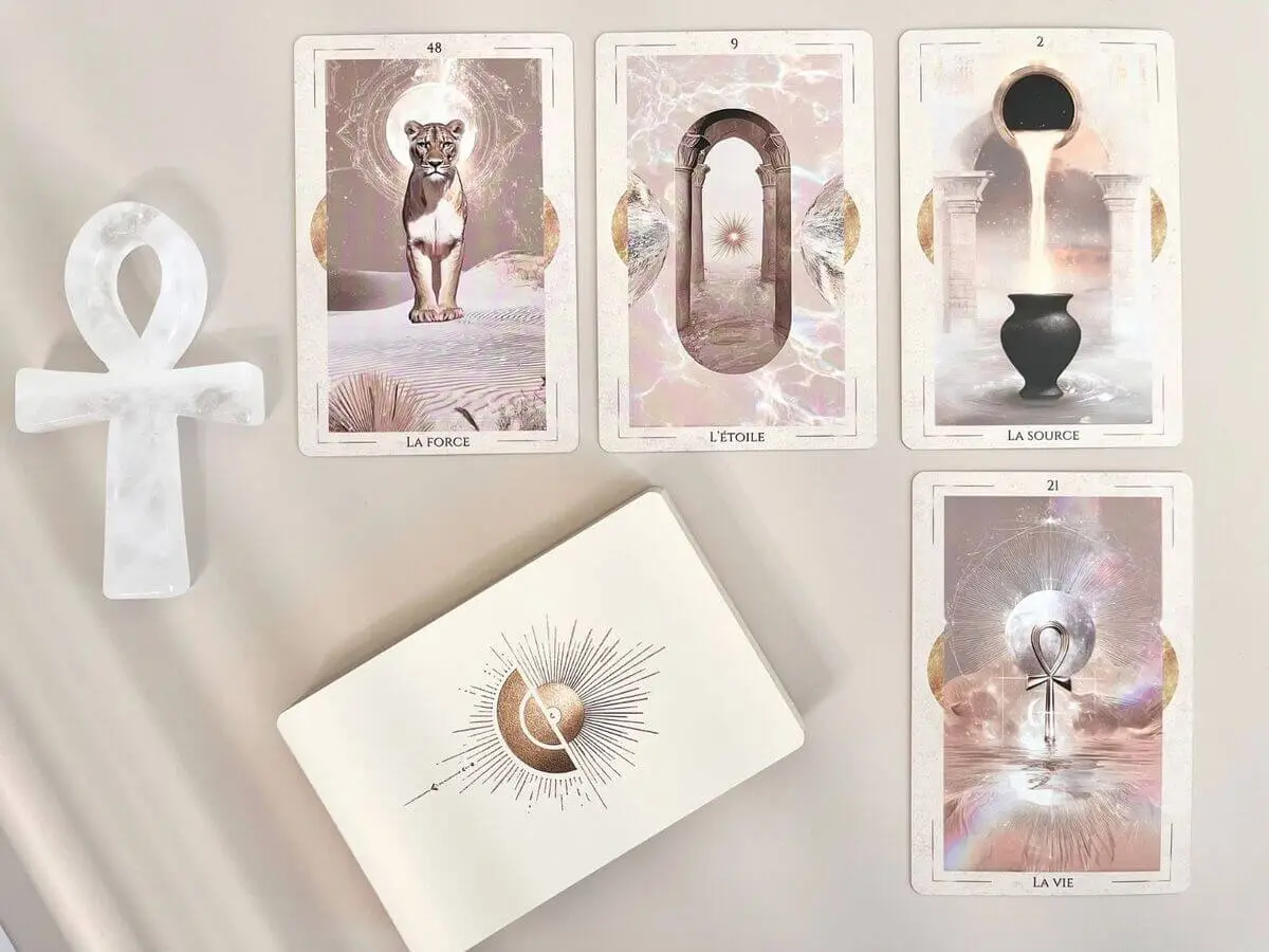 Oracle divinatoire Mystic Garden By K avec cartes étalées et symboles sacrés
