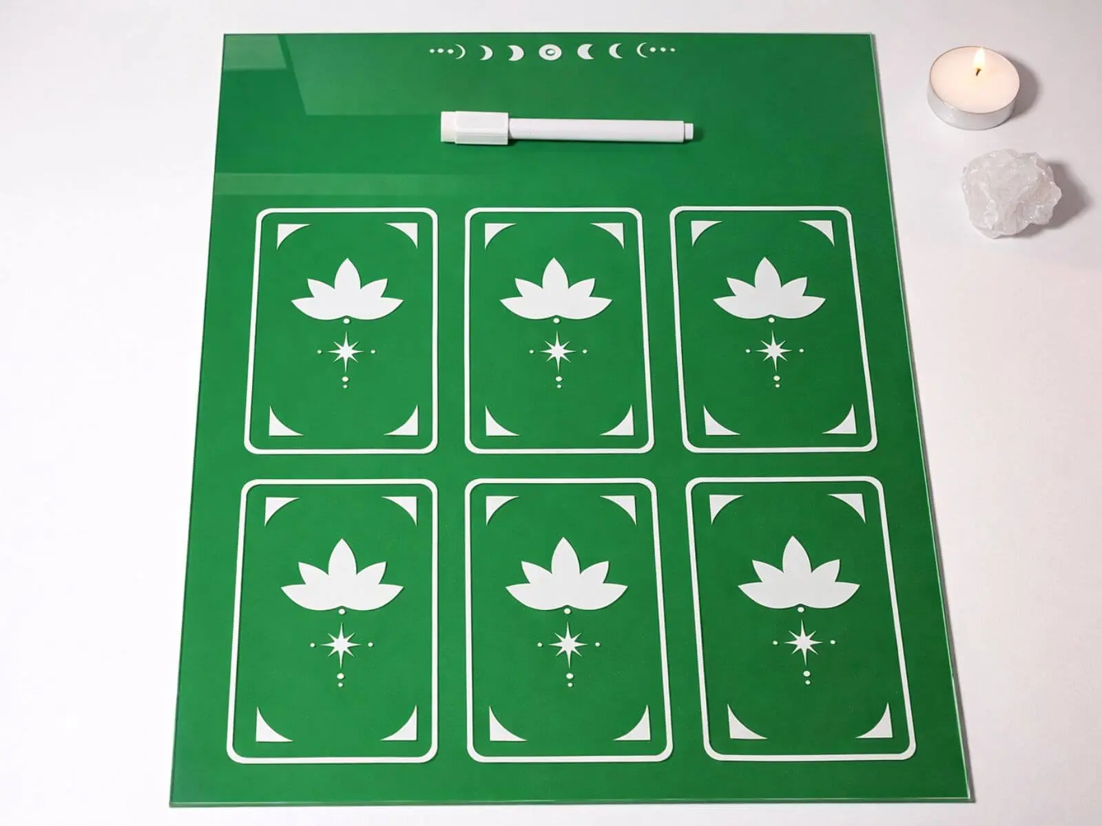 Planche de tirage divinatoire fond vert 6 cartes motif lotus – Mystic Garden By K