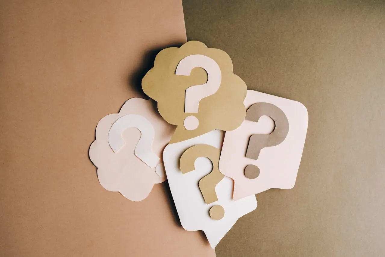 choisir-premier-oracle-divinatoire-debutant Symboles de points d’interrogation illustrant le questionnement entre oracle et tarot