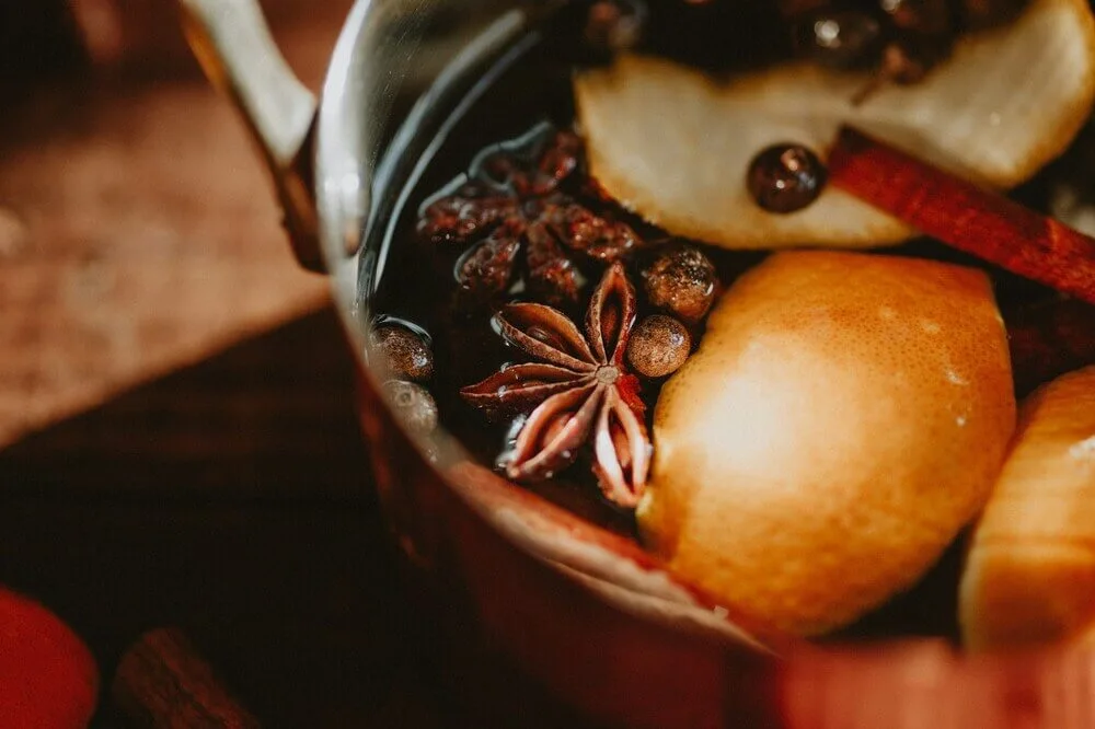 Simmer pot aux agrumes et épices dans une casserole, rituel sensoriel pour purifier l’énergie et créer une atmosphère chaleureuse.