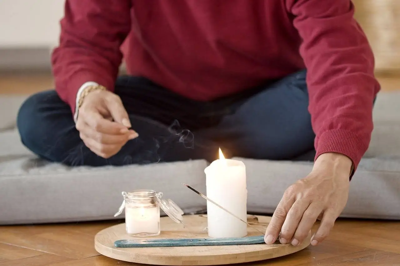 encens-bougie-parfum-interieur-combustion-air-interieur-2-2 Encens et bougie allumés en intérieur, illustration des sources de parfum d’intérieur et combustion