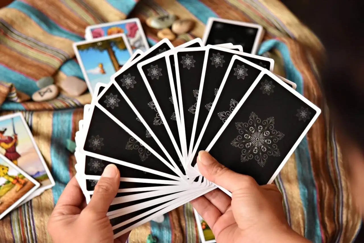 erreurs-tirages-de-cartes-debutant-main-cartes-eventail-2-2 réussir un tirage de cartes conseils pratiques